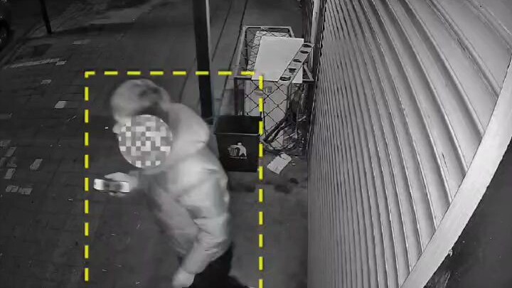 يعود رئيس مخصص إلى متجر الهواتف المحمولة في وقت متأخر من الليل، مما يؤدي إلى تنشيط ذكاء الذكاء الاصط