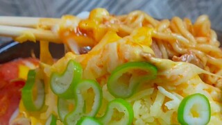 Mie instan yang dimasak seperti ini memberikan kejutan di setiap suapan