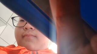 Mang điện thoại đến trường để chơi Genshin Impact