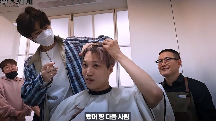 【คิมจองอึน】จุนมยอนมาโกนผมให้น้องชายแล้วนะ~ วิดีโอช่างทำผมครั้งสุดท้ายก่อนเข้ากรมทหาร