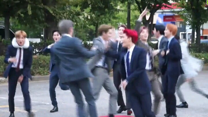 Jalan menuju kantor klasik nan legendaris ala NCT127! Meski mengenakan setelan jas, hati ini tetap b