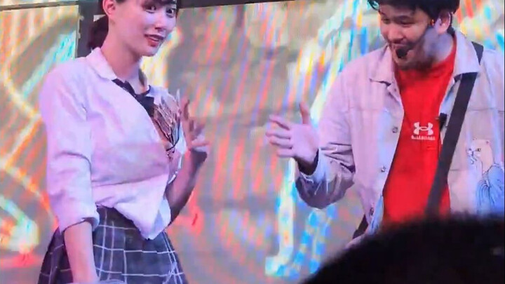 Cô Mỹ Cốc nhận được nhiều tiền tip quá nhỉ!