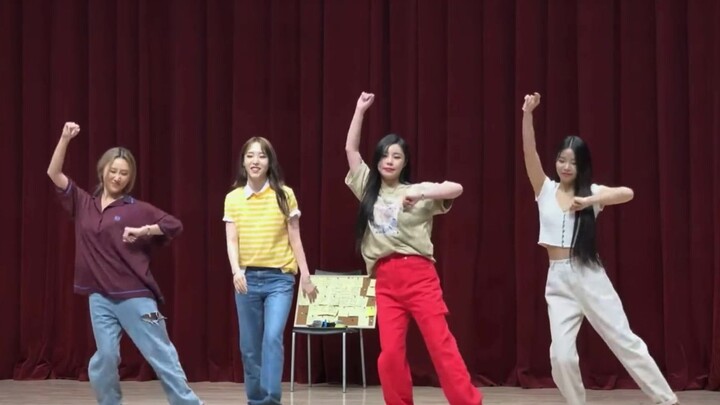 MAMAMOO berjoget seru dengan medley lagu dansa tahun 2000-an, versi “Sorry Sorry” ini imut banget, s