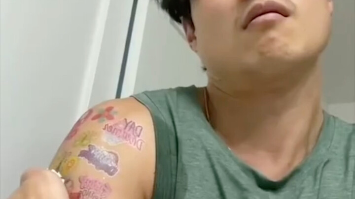 Cánh tay xăm của các bạn nhạt nhòa hết mức, chưa chắc đã đẹp bằng anh ấy.