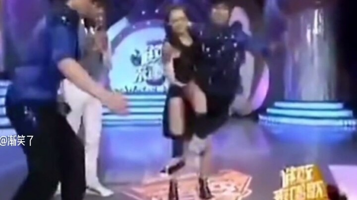 专业歌手从来不怕演出事故，除非碰到这种沙雕粉丝