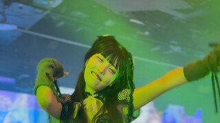 小妮子还会自己即兴填词配舞，还是这个妆好看点