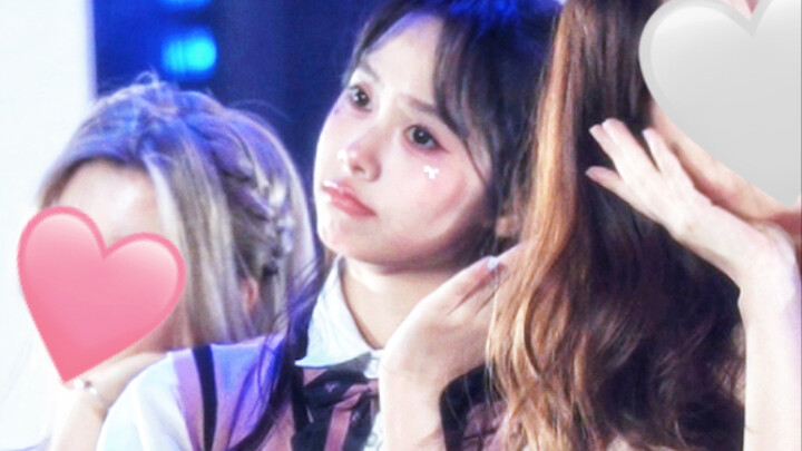 Female college students act so cute on the school stage👊🏻