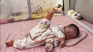 连睡觉都在劈叉练功的宝宝，这是什么盖世神功？