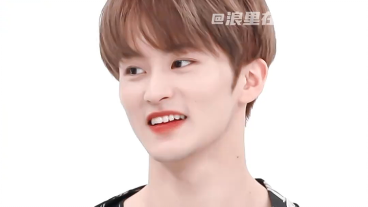 Blaming the production team, it feels like he’s really falling apart... #LeeMark #kpop #comedy #NCT