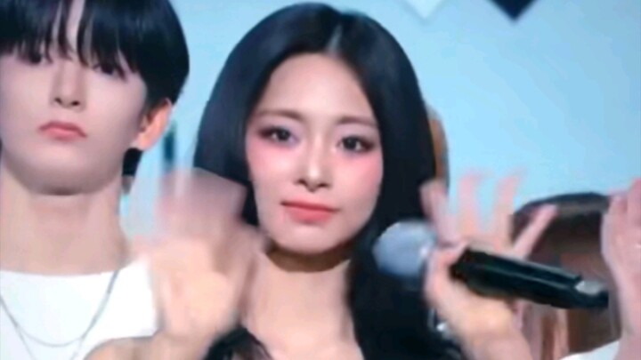 249013 thực sự khiến tôi muốn khóc luôn, sao có thể để Tzuyu phải nuối tiếc chứ?! JYP lại một ngày n