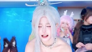 Gu Qinghan was knocked to her knees and trembling by Galen's relentless attacks.