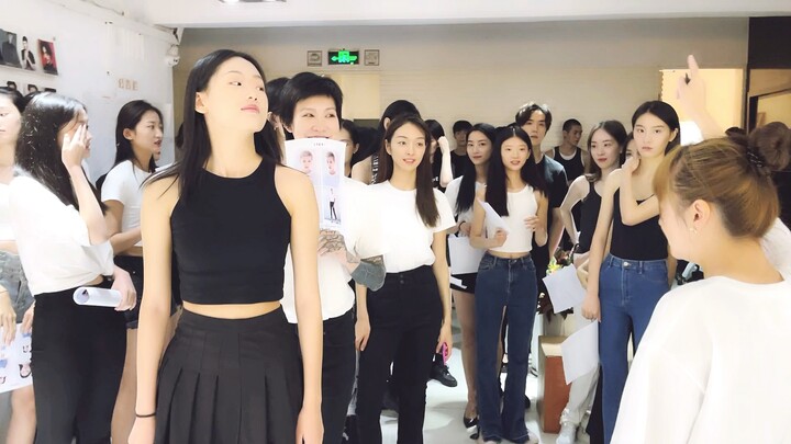 Signing ceremony for the new modeling division's head agent... After being scouted, you'll immediate