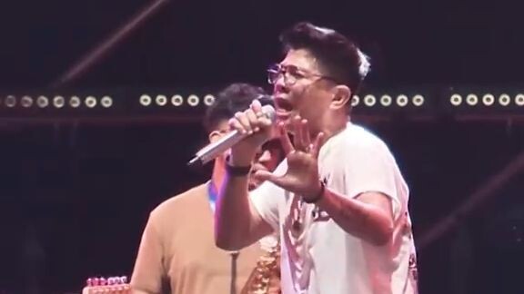 Ngaku aja lo pada pasti pada hafal lagu nya kannn Tentang Aku, Kau, dan Dia -