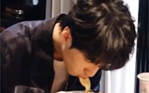 【Yan Haoxiang】Mukbang Yan Haoxiang 3.0 alias Berapa Gigitan yang Bisa Kamu Ambil untuk Satu Pangsit 