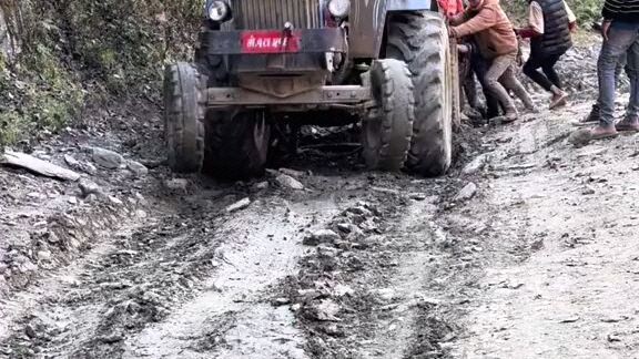 truck na gayapgayapani tractor ma 2 din lagayara ni Jajarkot pugiyau🙏🙏🙏