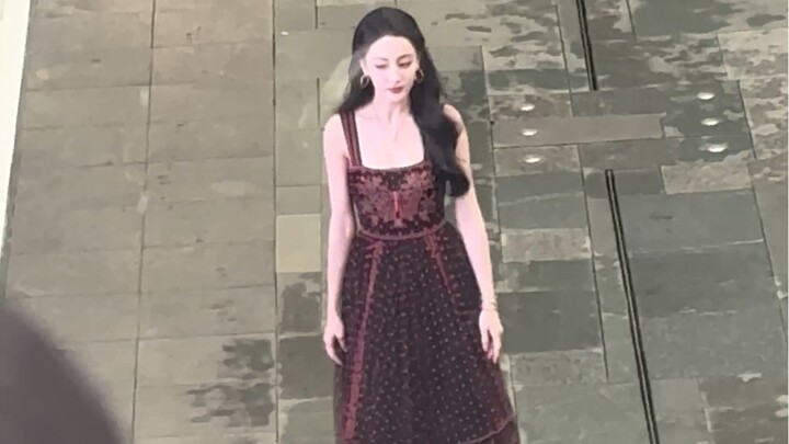 Địch Lệ Nhiệt Ba đẹp không khác gì người thật