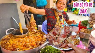 Cận cảnh "xếp hàng" ăn Bún Bò Xí Quách 30K trên vỉa hè Sài Gòn