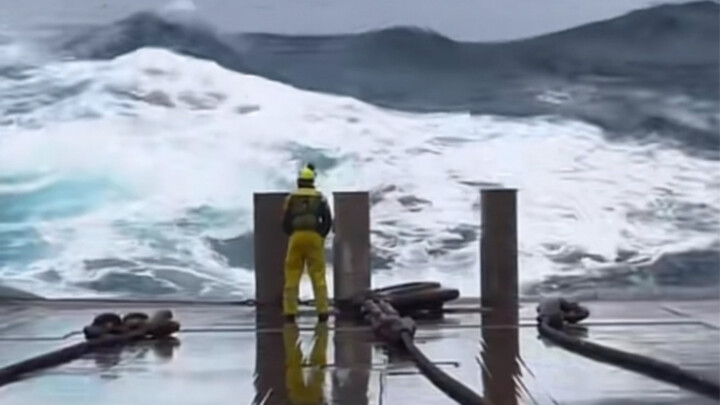 Awalnya kukira dia tetap tegak dan tenang menghadapi ombak besar, tapi ternyata berubah total sepulu