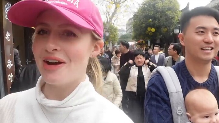 Istri saya yang orang Amerika melihat panda untuk pertama kalinya di Chengdu dan begitu gembiranya s