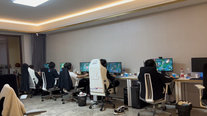 Năm nay thực sự đã thi đấu rất nhiều trận, nghe đi nghe lại bài chiến ca biết bao lần, mọi người vất