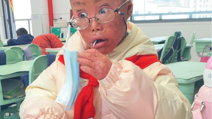 今天学校开运动会，可以在教室吃东西好开心