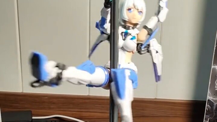 It turns out there are so many ways to play with Thor's hammer😲