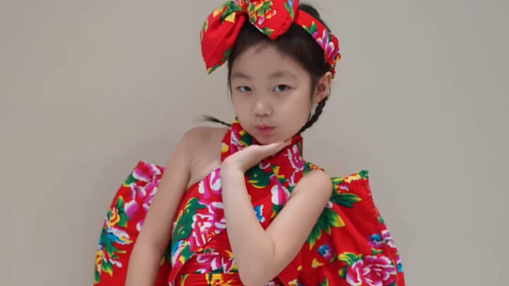 Thai school event: Daughter stuns the crowd in a vibrant Northeastern Chinese floral outfit!