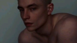 لا يمكن أن يكون هناك حقًا من لا يحب مشاهدة البوذا الذكر وهو يتقلب على الأرض، أليس كذلك؟