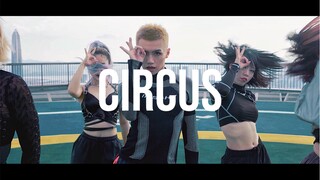 Joey biên đạo một tiết mục tôn vinh nhạc dance kinh điển của Britney Spears Circus [Storm Dance Stud