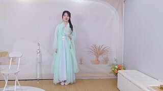 【莲足雅韵】素袜裹足轻移，绣花鞋间古韵流。
