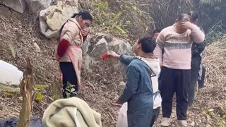 我父母怎能不喜欢老公呢?老公勤快又有孝心，当别人都是各顾各的时候，而我的老公拿到吃的第一反应却是先拿给了我和我妈