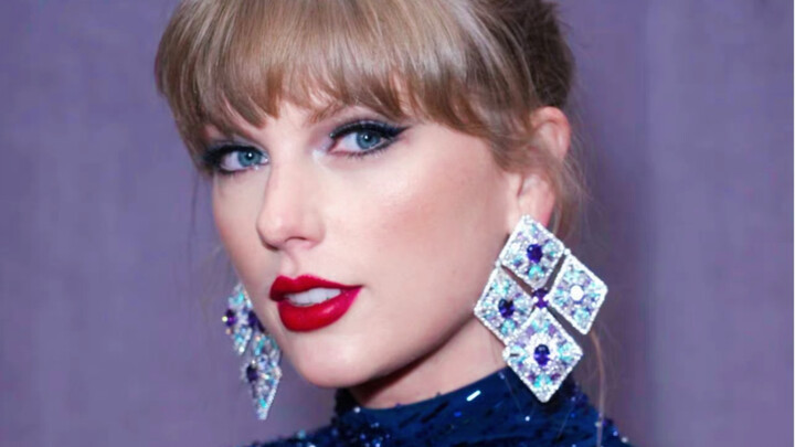 How’s Taylor Swift’s royal blue diamond gown by Roberto Cavalli on the Grammy red carpet?