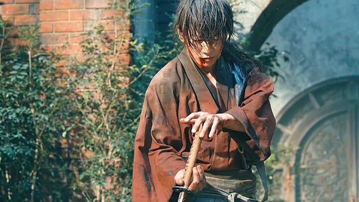 Rurouni Kenshin nằm càng thấp thì sát thương càng cao.