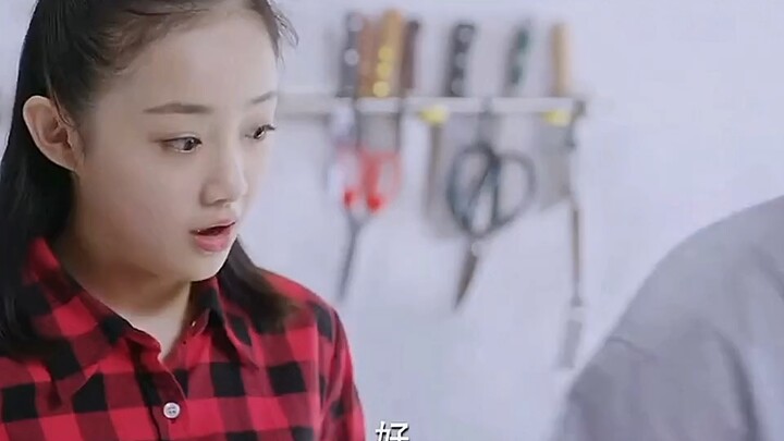 Sau khi bố tái hôn, cô con gái lại được mẹ kế và ông ngoại kế cưng chiều hết mực.