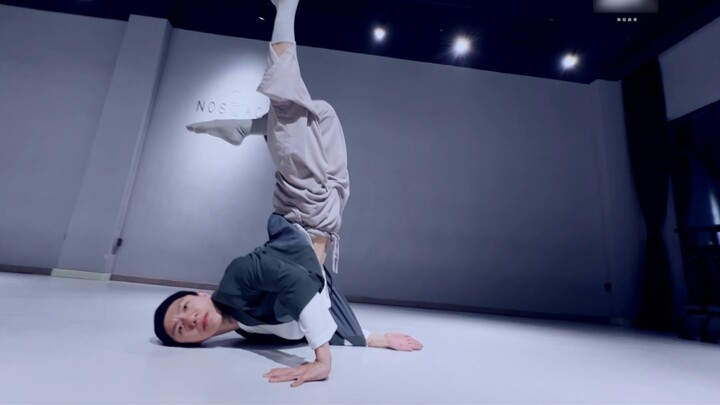 #福鹿寿-马#moderndance#choreographyChoreograph by:Xin Meng"Let me take a closer look at your appearance,