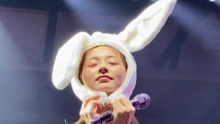 Tử Du nhận chiếc mũ tai thỏ của tôi và hát Signal!! Dù phải thử đến 3 lần mới đội được.