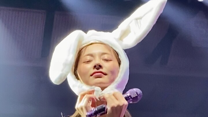 子瑜接了我的兔耳头套唱Signal！！虽然戴了3次才戴上