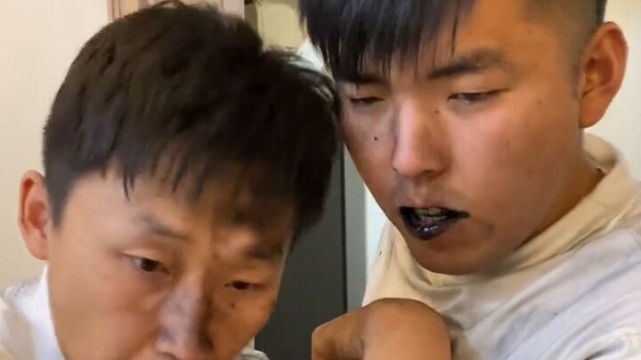 تحدي غرفة النوم: تحدي ألم مسحوق قشر جوز الهند يحوّلني فجأة إلى "دوبل بانغ غاز"، مستوى الضحك خمس نجوم