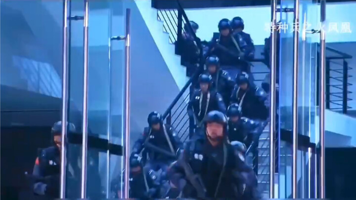 Kẻ địch đông, ta ít người: Con tin liệu có thể cầm cự đến khi cảnh sát đặc nhiệm giải cứu?