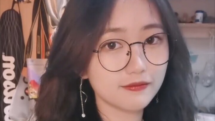 "Đúng vậy, tất cả thành viên đều là những cô gái đeo kính"