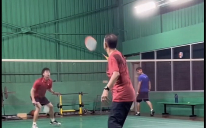 Ông cụ trong công viên này có biết chơi bóng không??