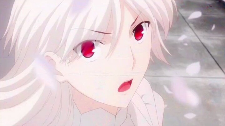 The maid of Illya's family is obviously very beautiful, but she is covered by the Einzbern maid cost