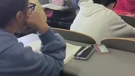 يصل الصوت قبل وصول الشخص