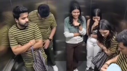 Pernah lihat orang berpakaian sama, tapi belum pernah seheboh ini