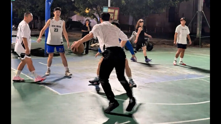 الجماهير تتأرجح للخلف، والتسديدات من الهواء تمتلك قوة هائلة!