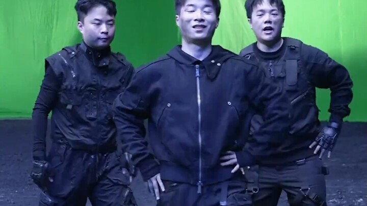 CF手游策划们也来挑战#宋雨琦COPDD手势舞