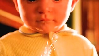 男主戴着洛基的面具 和妻子生下拥有超能力的宝宝