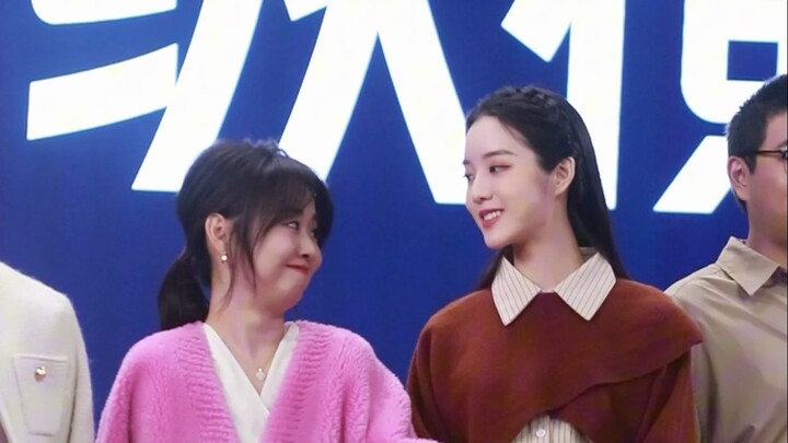 Behind-the-scenes footage: Sister Ying and Yu sister together in the same frame