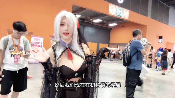 Bergandengan mesra dengan para gadis cantik di acara komik/manga