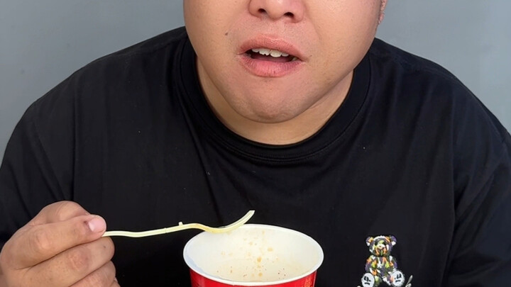 اتضح أن المكرونة سريعة التحضير تصلح لطهي البيض على البخار، وهي لذيذة جدًا #تقييم #لذيذ #ها أنا أعود 